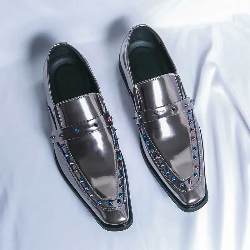 Loafers Heren PU Veelkleurige Klinknagel Decoratieve Puntige Banketschoenen Lage Hak Business Casual Schoenen Klassieke Haarstylist Schoenen