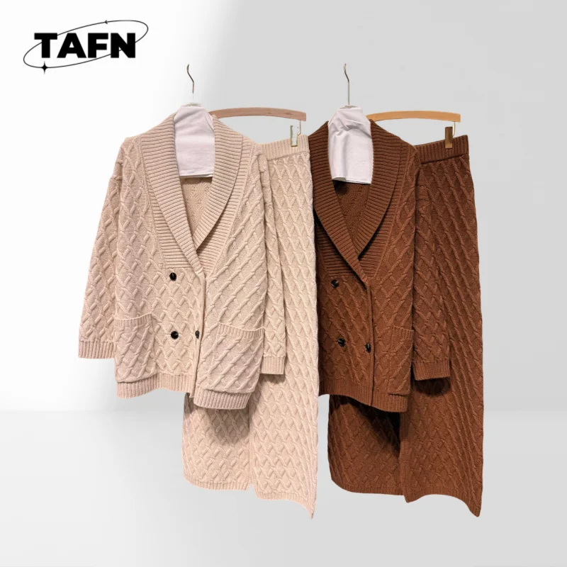 

Casual Women's Skirt Set, Perfect for Day-to-Night Versatility Casual Women's Skirt Set, Soft Fabric for Comfort AJ1818