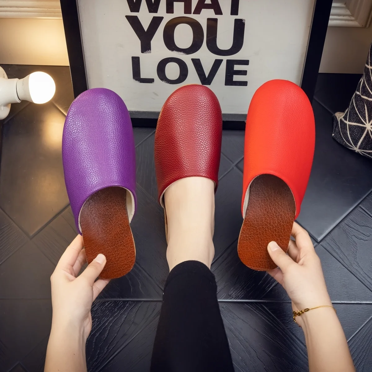 شباشب جلدية سوداء عصرية للرجال شرائح جلدية منزلية محايدة موجزة للنساء مقاومة للماء وغير قابلة للانزلاق شباشب منزلية مسطحة #2