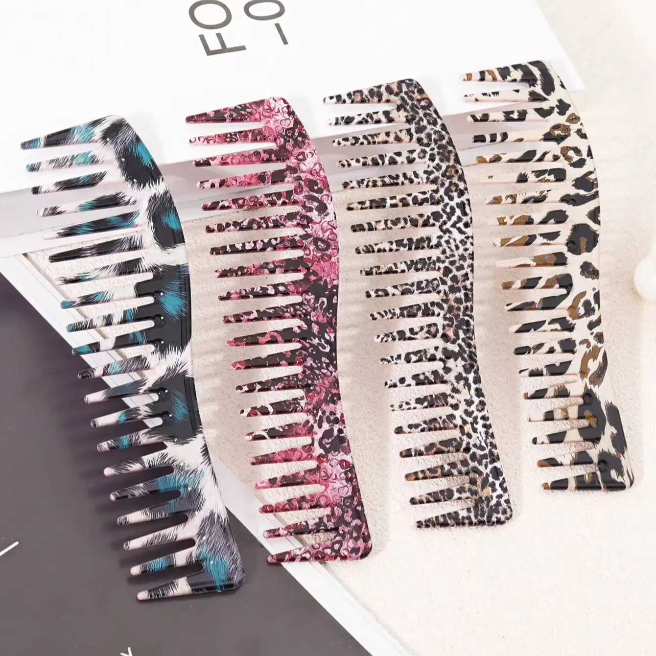 1 Stück Styling-Kamm mit Tiermuster – ergonomischer, breitzinkiger Kamm, geeignet für alle Haartypen, langlebiger ABS-Griff