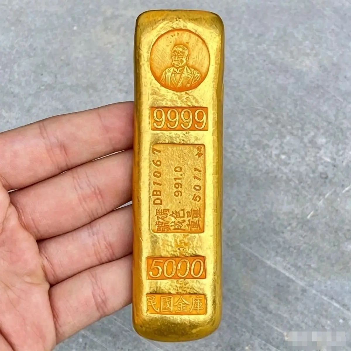 The treasury of the Republic of China is full of colleagues Dengshou Xu Shichang's character golden cake
