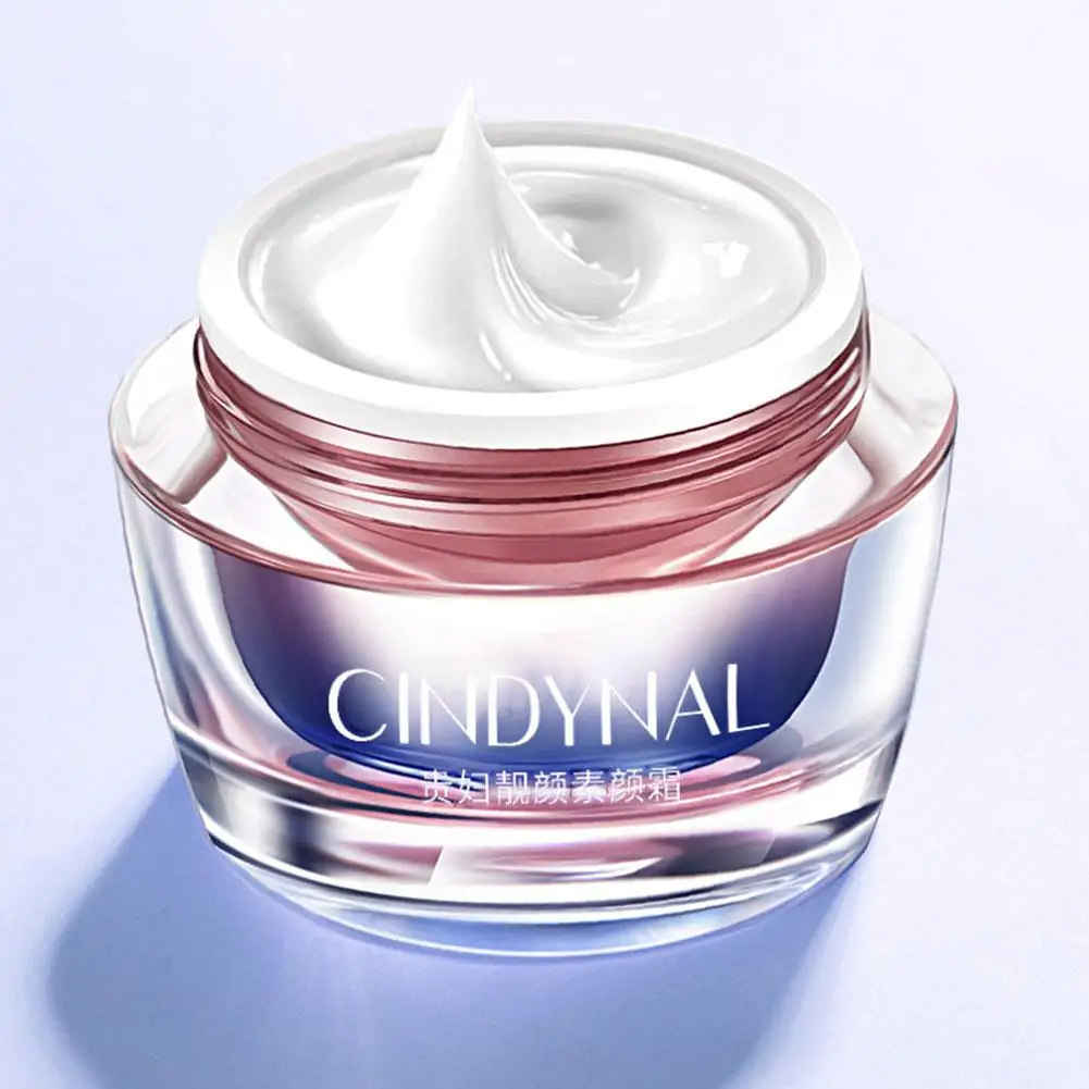 Nawilżający i uzupełniający naturalny kremowy korektor Up Cosmetics do makijażu, krem do makijażu twarzy, baza pod makijaż, kosmetyki upiększające.