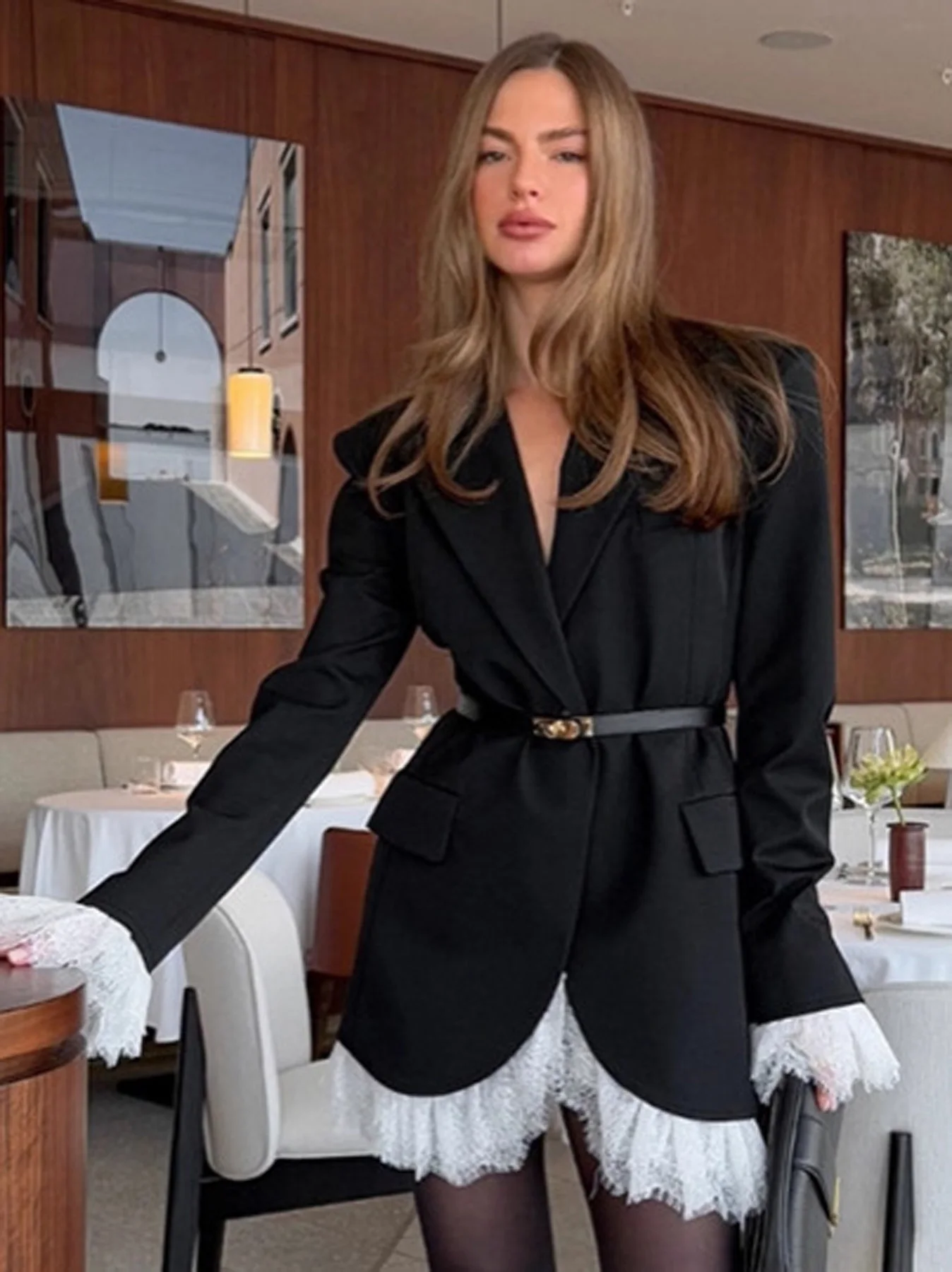 Blazer Elegan Wanita dengan Patchwork Renda, Kerah V, Lengan Panjang, Bantalan Bahu, Siluet Longgar, Mantel Chic untuk Musim Semi dan Gugur, Cocok untuk Kerja