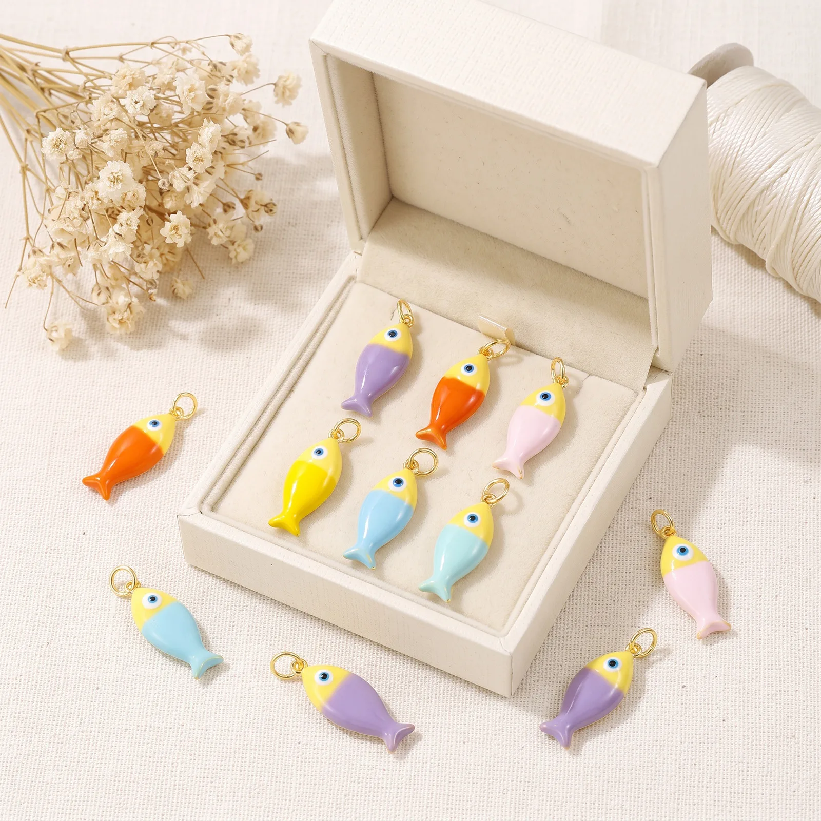 2 Stück bunte Emaille-Ozeanfisch-Anhänger, 18 Karat vergoldete Messing-Anhänger für die Herstellung von DIY-Halsketten, Armbändern und Schmuck, 24 x 8 mm. – Detail 5