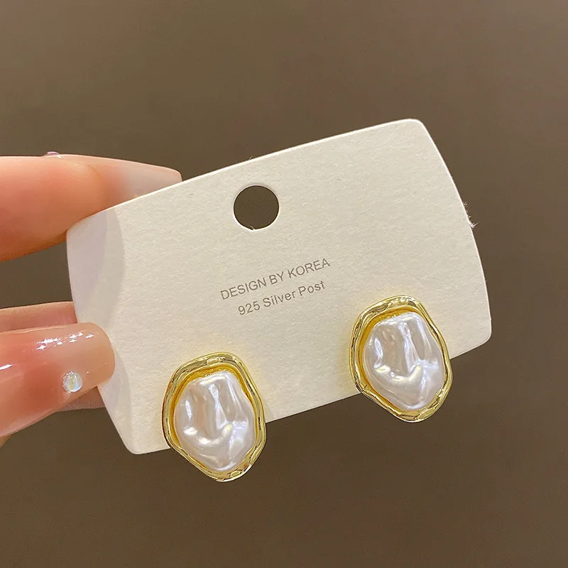 Pendientes de tuerca ovalados blancos para mujer, pendientes geométricos irregulares, pendientes inusuales, Color dorado, lado de Metal, joyería Bohemia, nueva moda