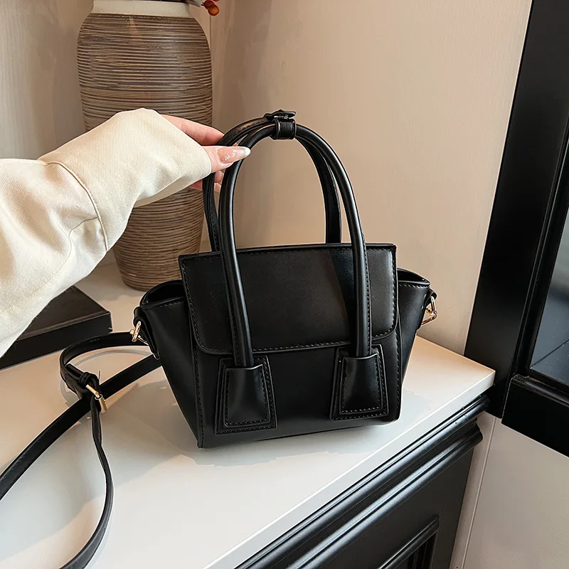 

Women's Exquisite Handbag 2025 New Niche Design Internet Celebrity Shoulder Bag Popular Foreign Messenger Bag