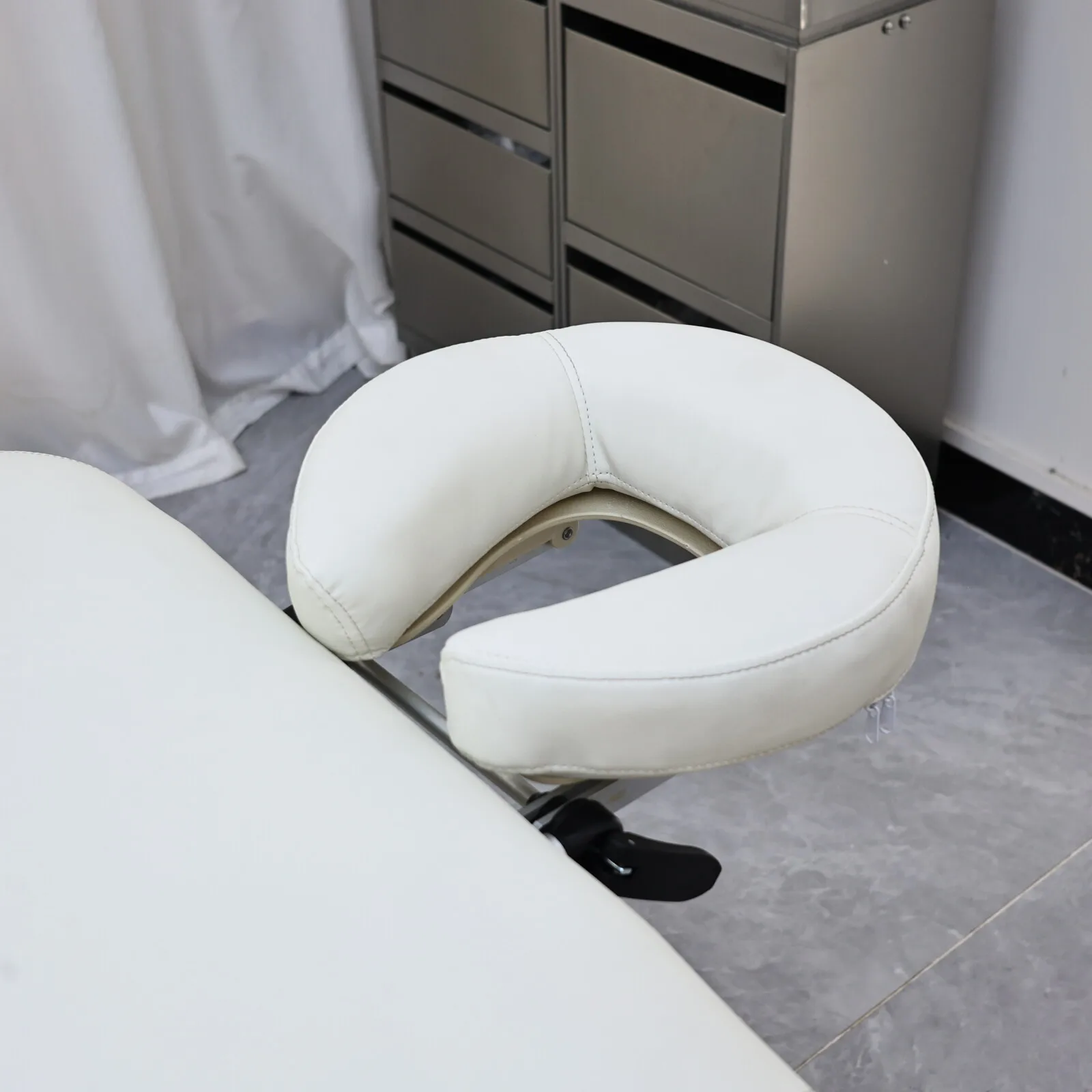 Extrem einfache, windbetriebene elektrische Kosmetikliege, hochwertige Spa-Liege für Schönheitssalons, Therapieliege mit Fußpedalsteuerung, verstellbar. – Detail 10