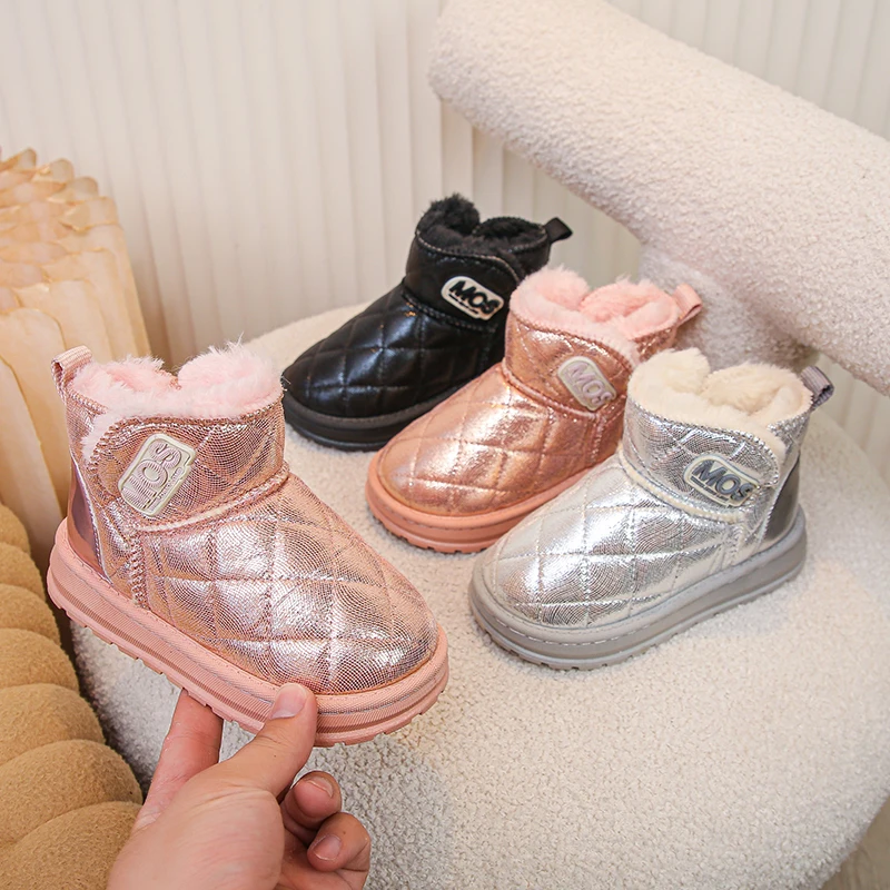 

Girls Snow Boots Glossy Glitter Kids Warm Boots with Thick Fur Fashion Winter 2025 Brand New Children Short Boots Fashion Soft