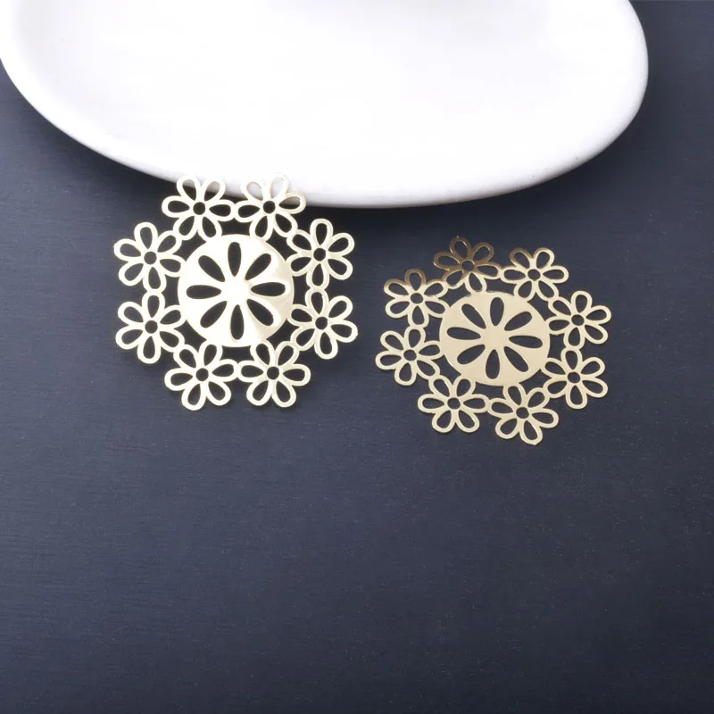20 Stück AA557 Messing-Schmuckanhänger in hellgoldener Weihnachtsschneeflockenform, bemalte Blumenanhänger, DIY-Ohrring-Zubehör für Frauen – Detail 14