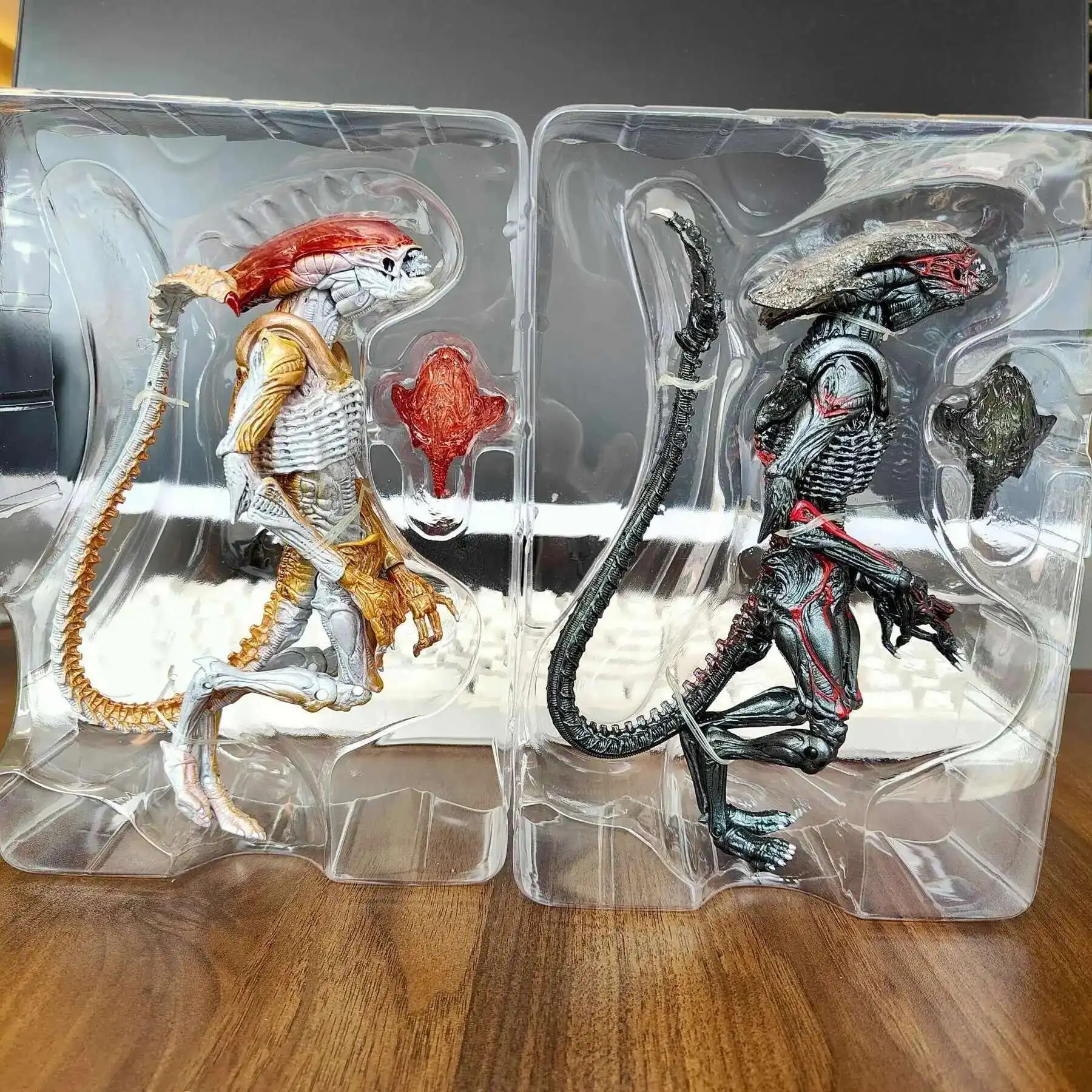 جديد Neca Alien Night Cougar Alien مع عمل الطفيلي كاميكازي المغناطيسي شخصية مخصصة جمع نماذج اللعب