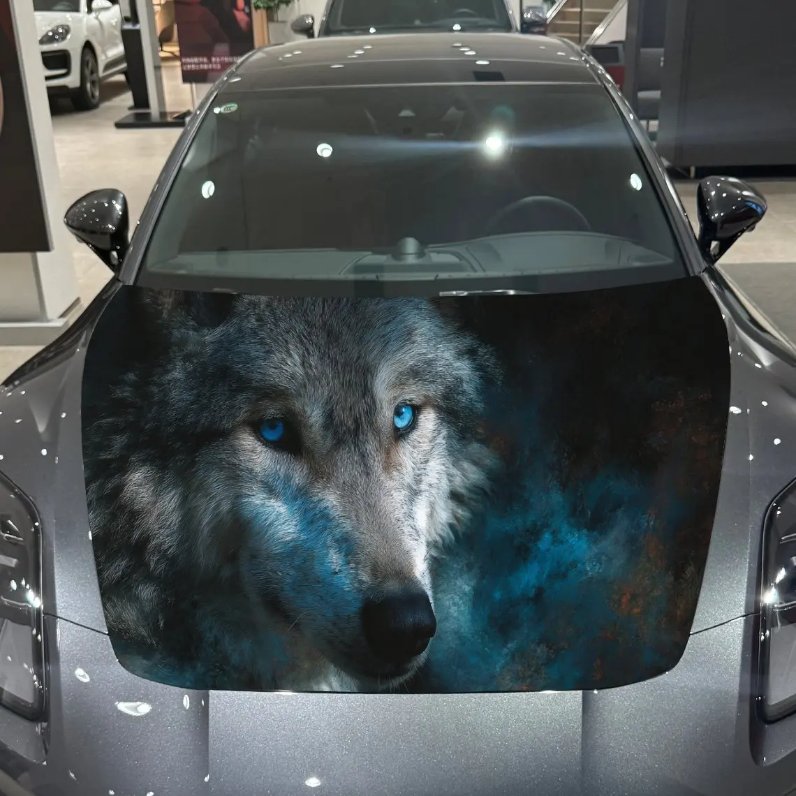 شارات السيارة الذئب مع عيون زرقاء جذابة في الخيال العلمي - Fi Infused Close - Up Scene Creation ملصق غطاء السيارة، مقاوم للماء ذاتي - A