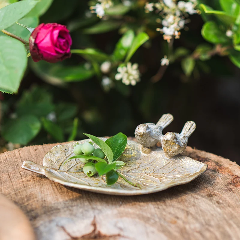 ถาดใส่ของมีค่า วินเทจ ทำจากโลหะ ใช้เป็นที่วางสบู่ ตกแต่งด้วยลายใบไม้และนก เหมาะสำหรับห้องน้ำ สวน และบ้าน ใช้เก็บของมีค่าของคุณ