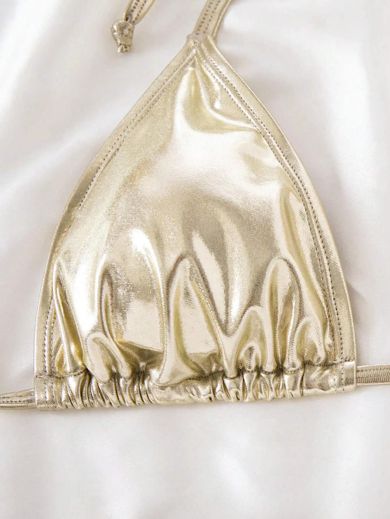 

Металлический комплект бикини с треугольными чашечками и завязками сбоку для пляжа