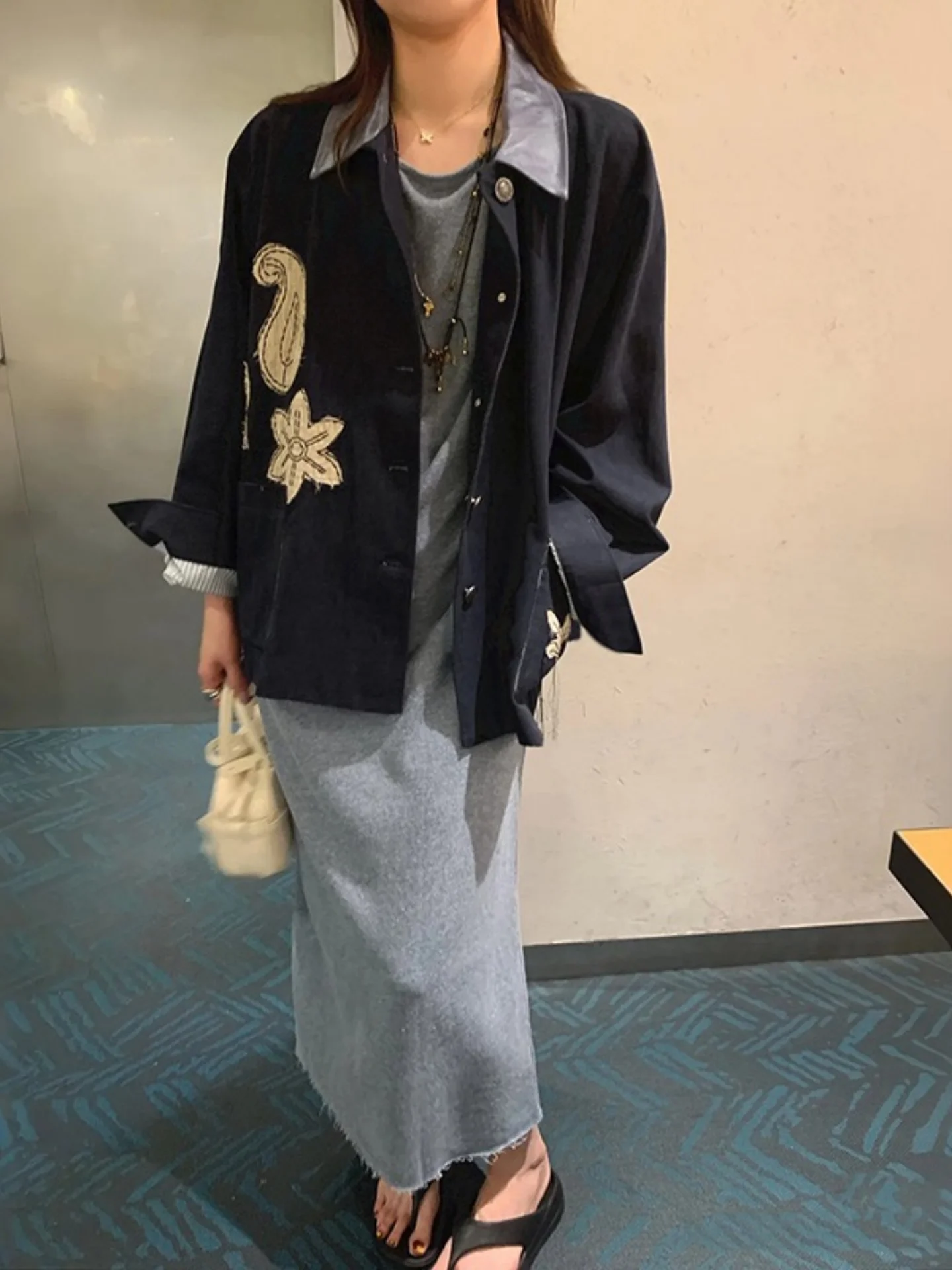 

Модный комплект из вышитых джинсов свободного кроя с широкими штанинами и пальто для женщин: прямые черные джинсовые брюки и топ с воротником.