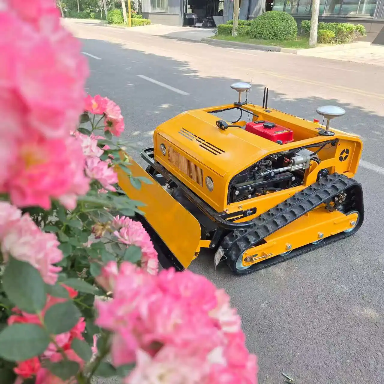 

All-New Upgraded RTK+GPS Fully Automated System (3,800 m²/h) — Zero-Turn, Tracked, Wireless Smart Remote-Controlled Landscaping