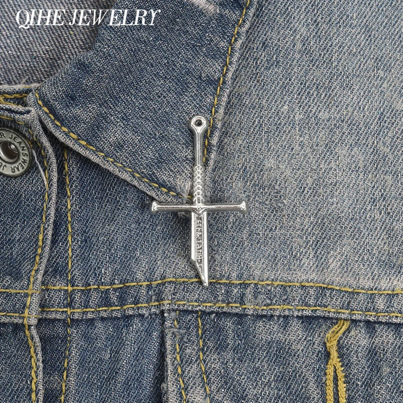 Pins de esmalte de espada partida de películas de aventura de fantasía, broche de espada partida con agarre en espiral y cruz retro, insignias de joyería para cosplay y juegos