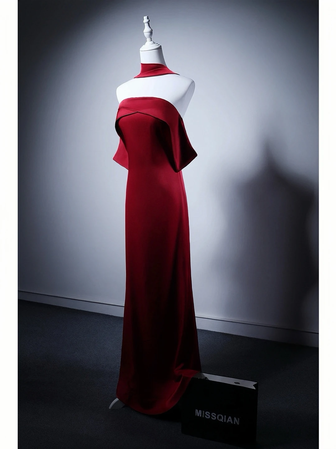 Czerwona Sukienka na Bal Maturalny Syrenka z Dekoltem w Serek, Satynowa, Odkryte Ramiona, Elegancka, Olśniewająca, na Uroczystość Zakończenia Szkoły, Toast, Kostium, Suknia Ślubna, Formalna, Wieczorowa