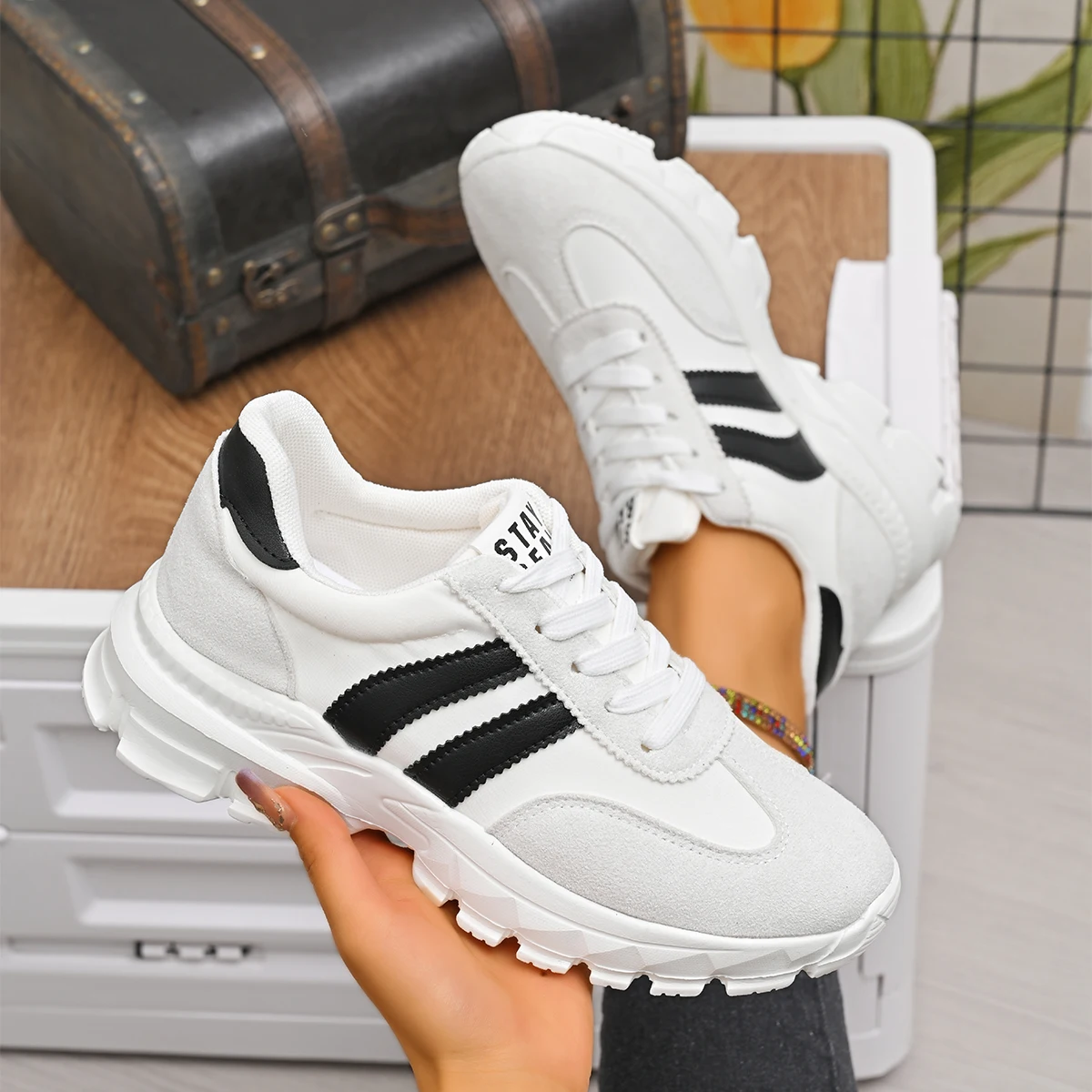 النساء المضادة للانزلاق أحذية رياضية في الهواء الطلق الخريف العلامة التجارية الفاخرة فلكنيز أحذية النساء 2025 ربيع جديد ضوء غير رسمي أحذية رياضية مسطحة النساء