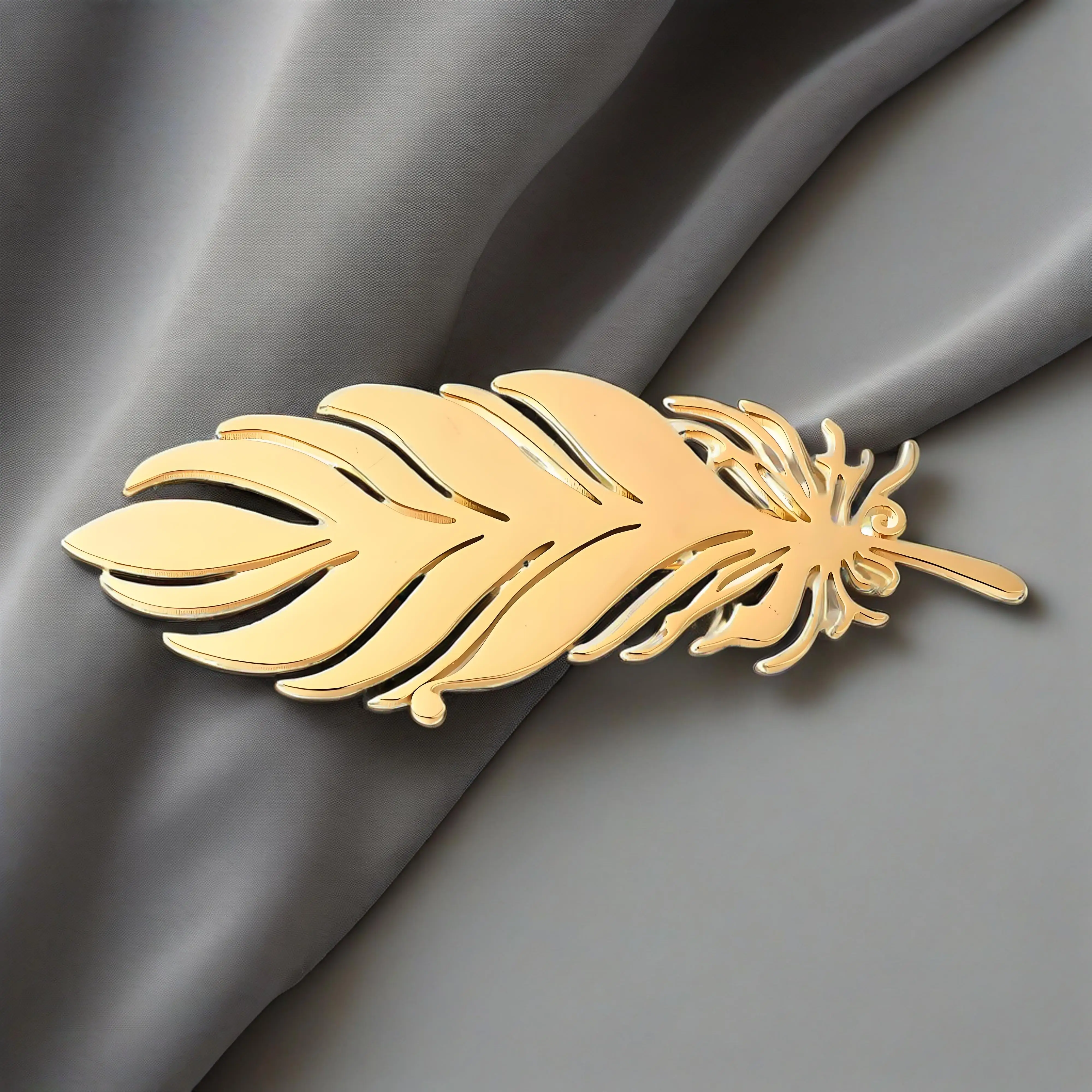 Vergoldete Federbrosche, exquisite, ausgehöhlte Design-Anstecknadel, stilvoller Schmuck für Damen und Herren, ideales Geschenk für den Alltag