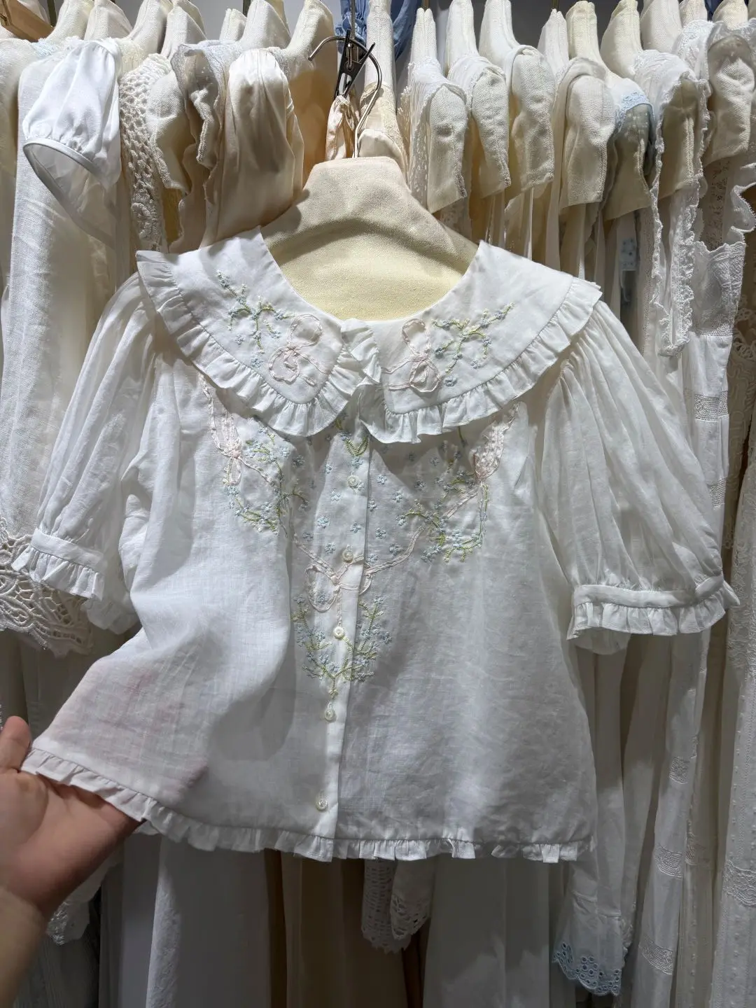 

Блузка женская ручной работы с вышивкой, 100% рами, с оборками, воротником Питер Пэн, коротким рукавом, на пуговицах, свободного кроя, белая