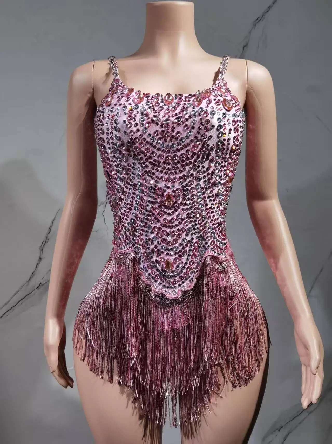 Der Stern singt mit der gleichen blauen Quaste, einem strahlend weißen und wilden Tanzmusikfestival-Kostüm