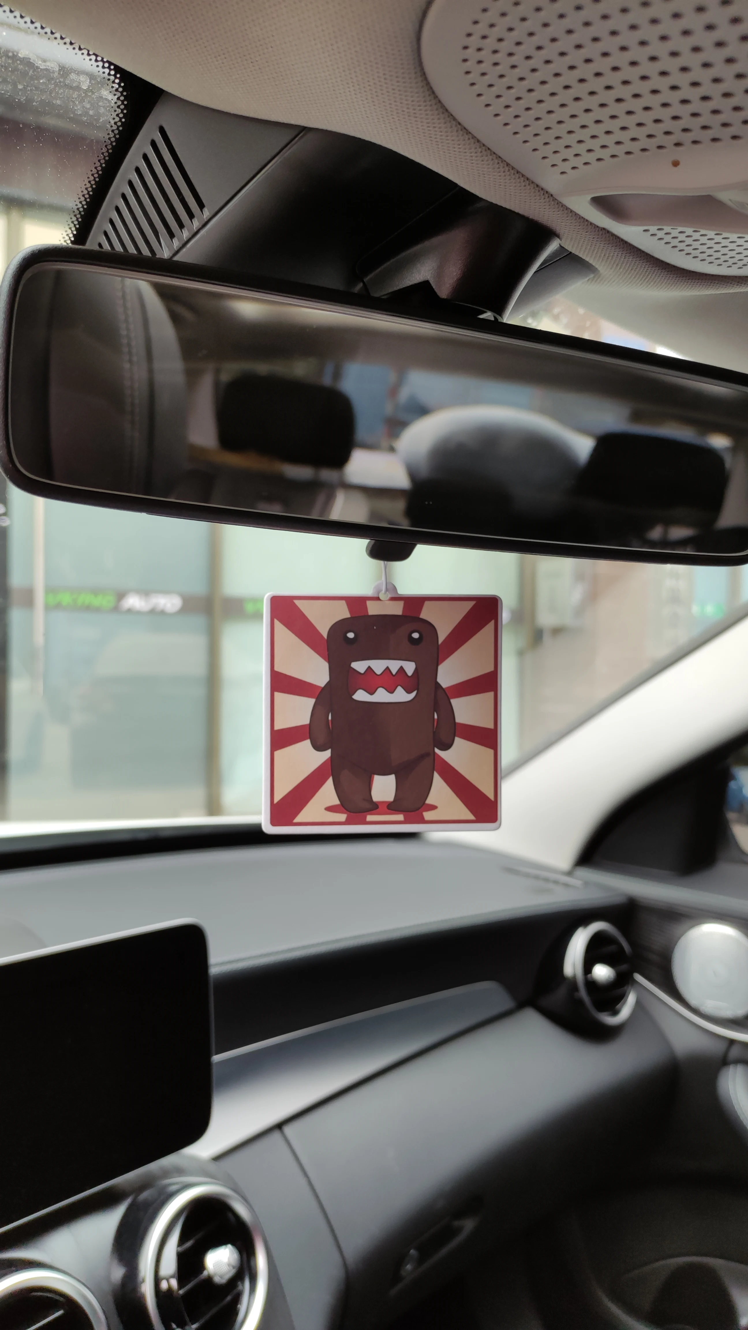 JDM-عطر معطر هواء للسيارة ، ديكور فتاة إطار دومو كون مضحكة ، قلادة مرآة الرؤية الخلفية ، ورق صلب معلق ، هدية للزوج