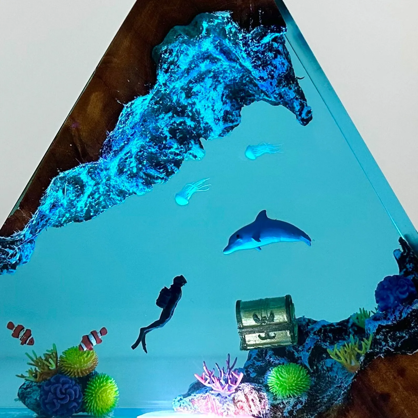 Lampa z żywicy organicznej Diver Treasure Hunt, kreatywna lampka nocna, dekoracja z motywem głębin morskich, lampka stołowa, ładowanie USB