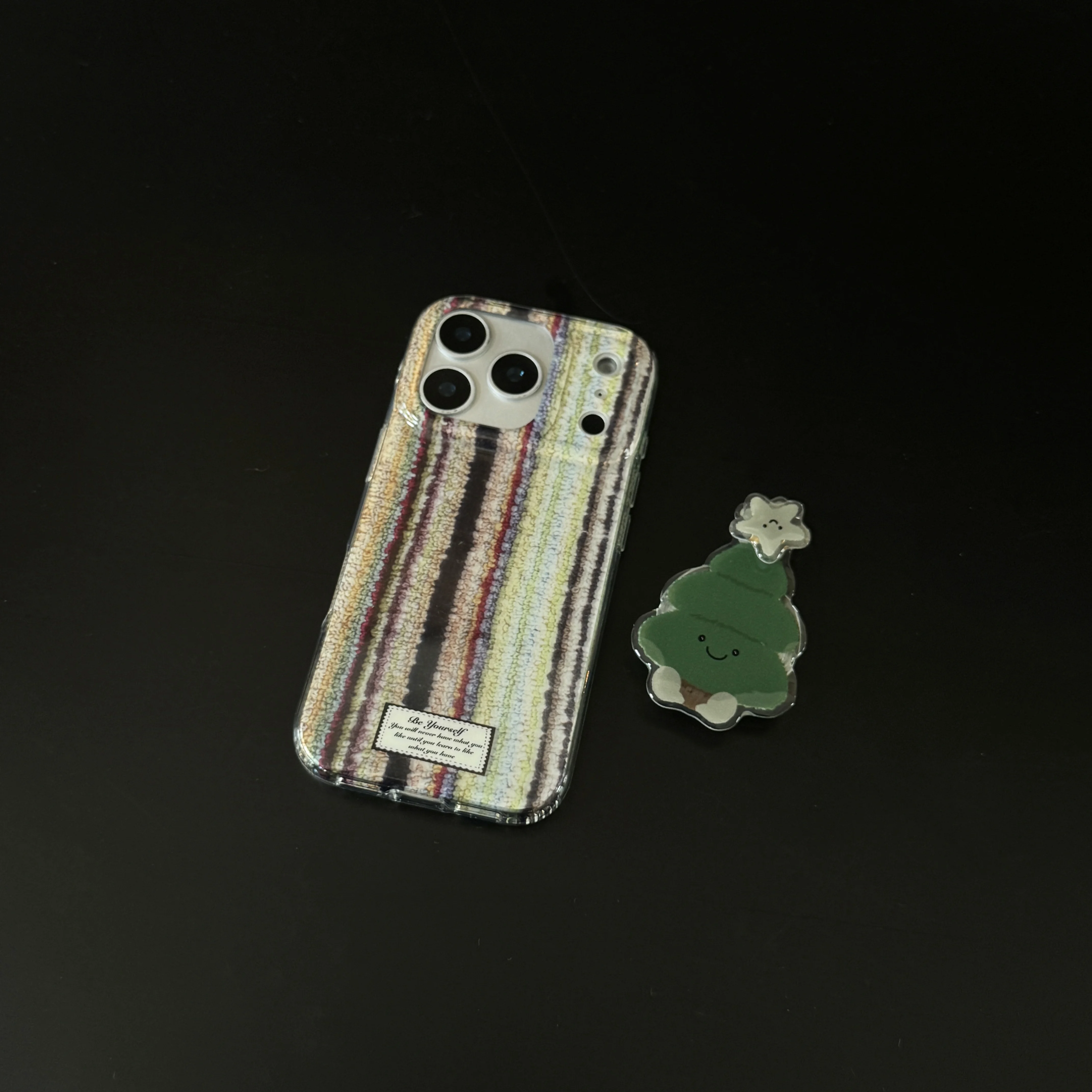 Etui na telefon iPhone 17 Pro Max 16 15 14 13 Pro Max z twardej skorupy w paski, w kształcie choinki świątecznej, z podpórką.