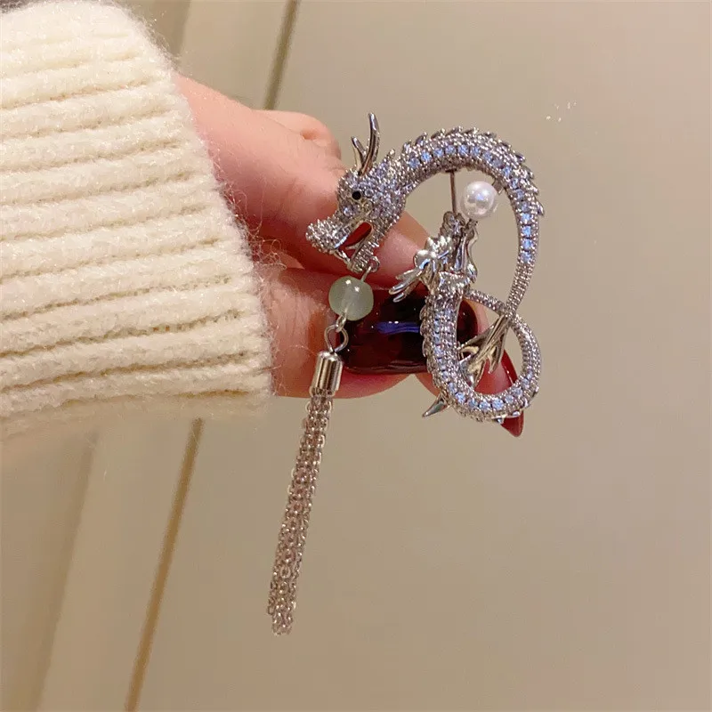 CC Sweater Pins Dragon Shape Brooches Gold Silver Color Zirconia Cheongsam Pins Tassel Temperament Chinese Style Corsage B153