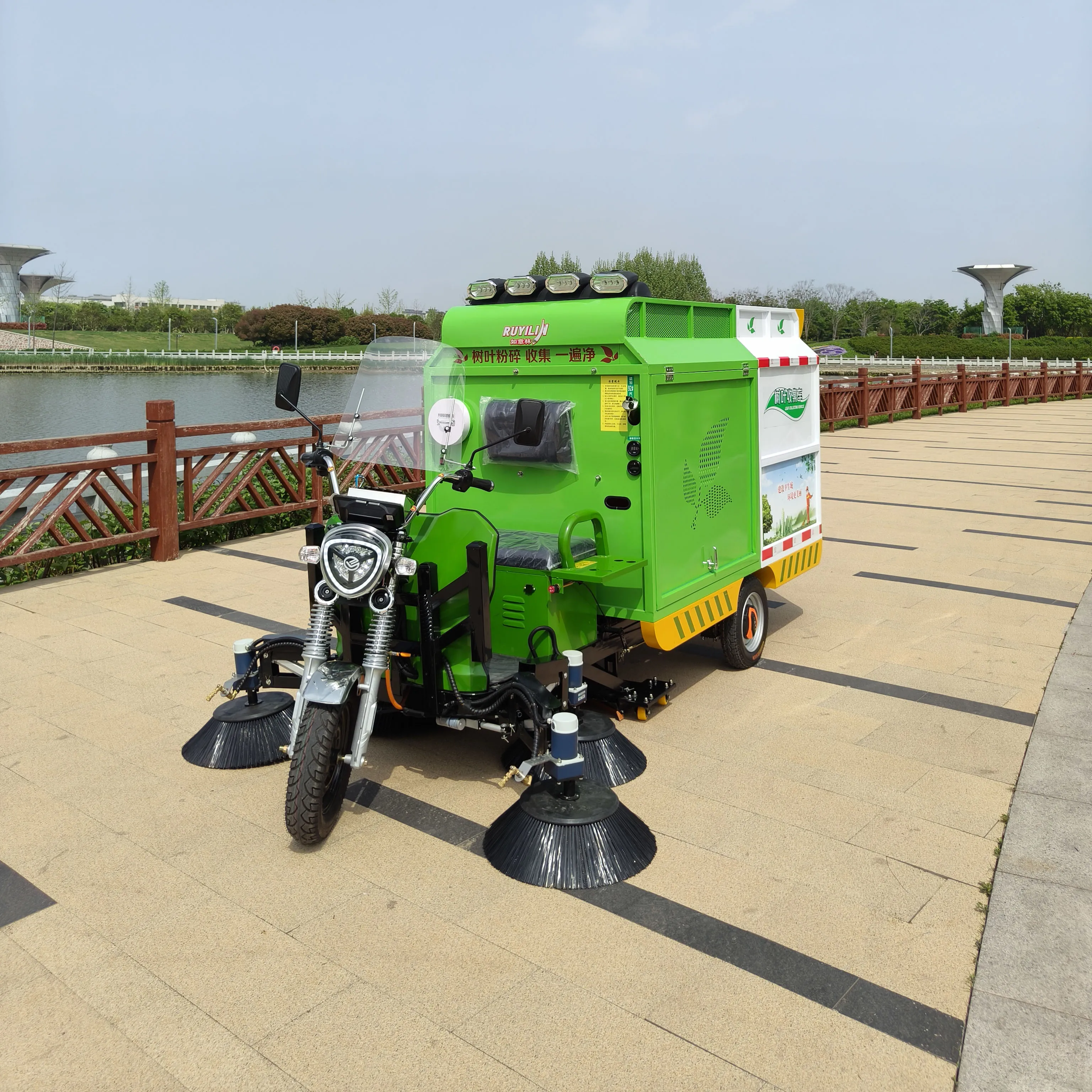 Oil-electric Multi-functional Water Sprinkler Road Sweeper Truck New Energy Leaf Collection Vehicle 120-250cm Cleaning Width view 4