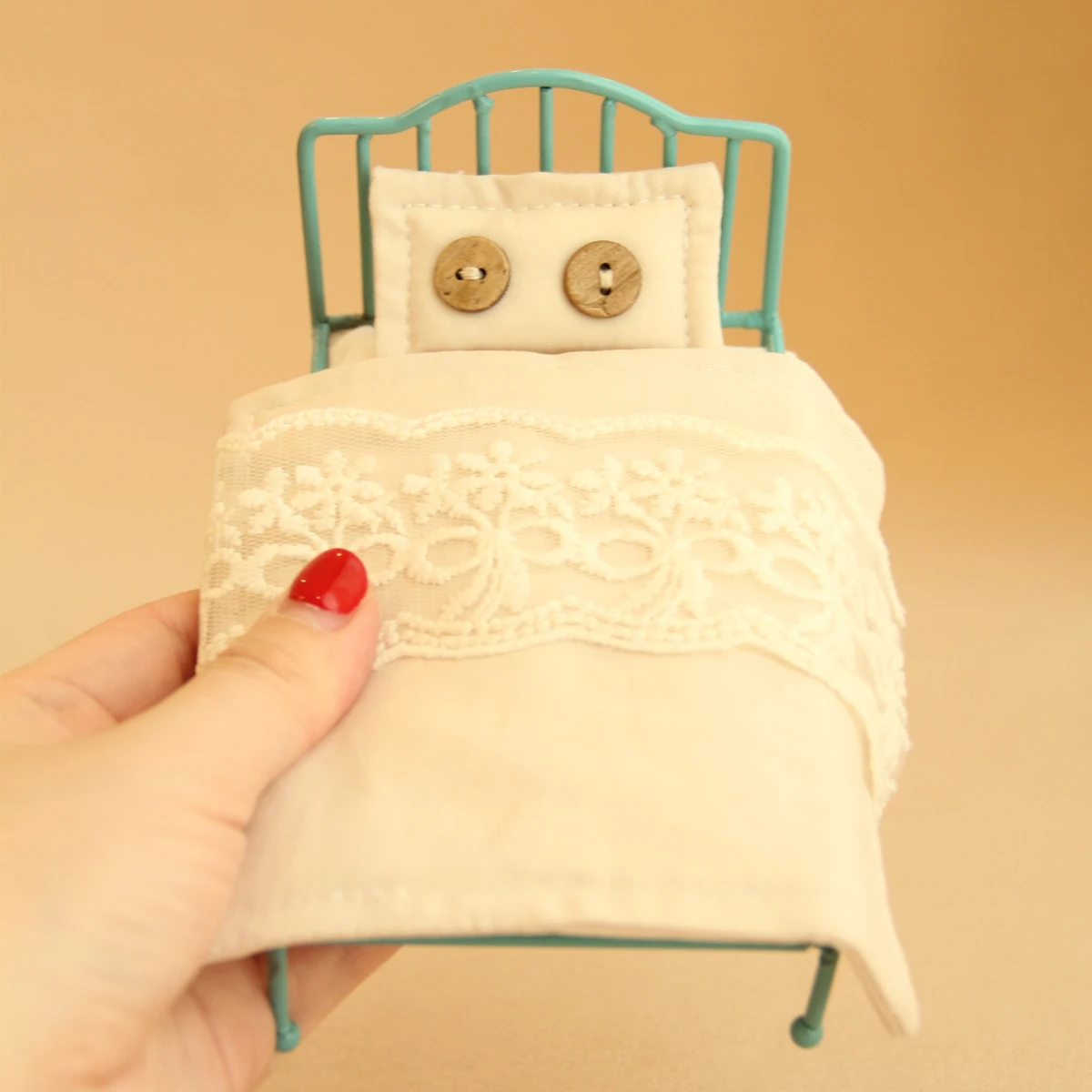 لعبة لعب التظاهر المصغرة 1:12 سرير حديدي مع طقم سرير مكون من 3 قطع مناسبة لتزيين أثاث بيت الدمى Bjd Ob11 #1