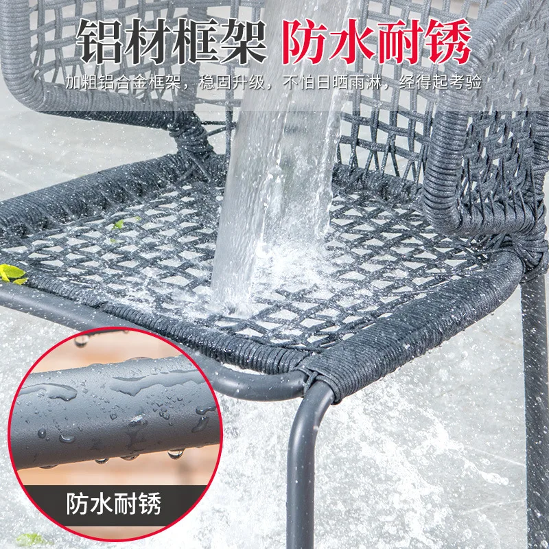 Conjunto de mesa y sillas de ratán para patio, terraza o jardín.