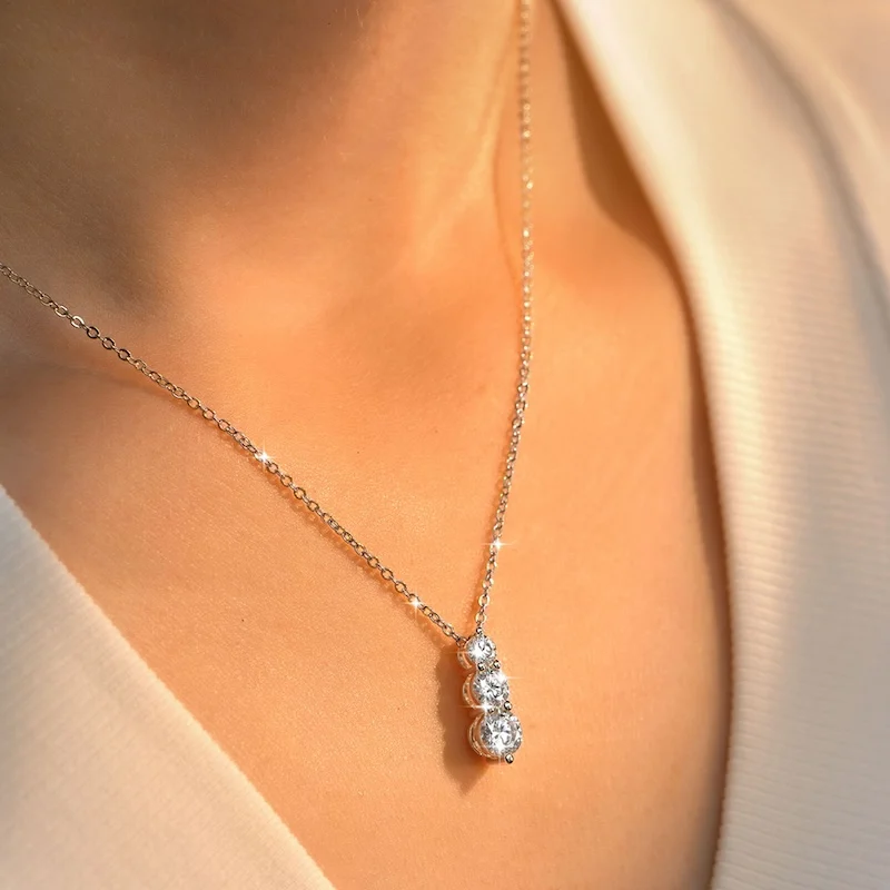 Rrjzz Sparkling D-Color Three Stone Moissanite Pendant Necklace for Women 1.6CTTW Lab-created Imitation Diamond Necklace Jewelry 6