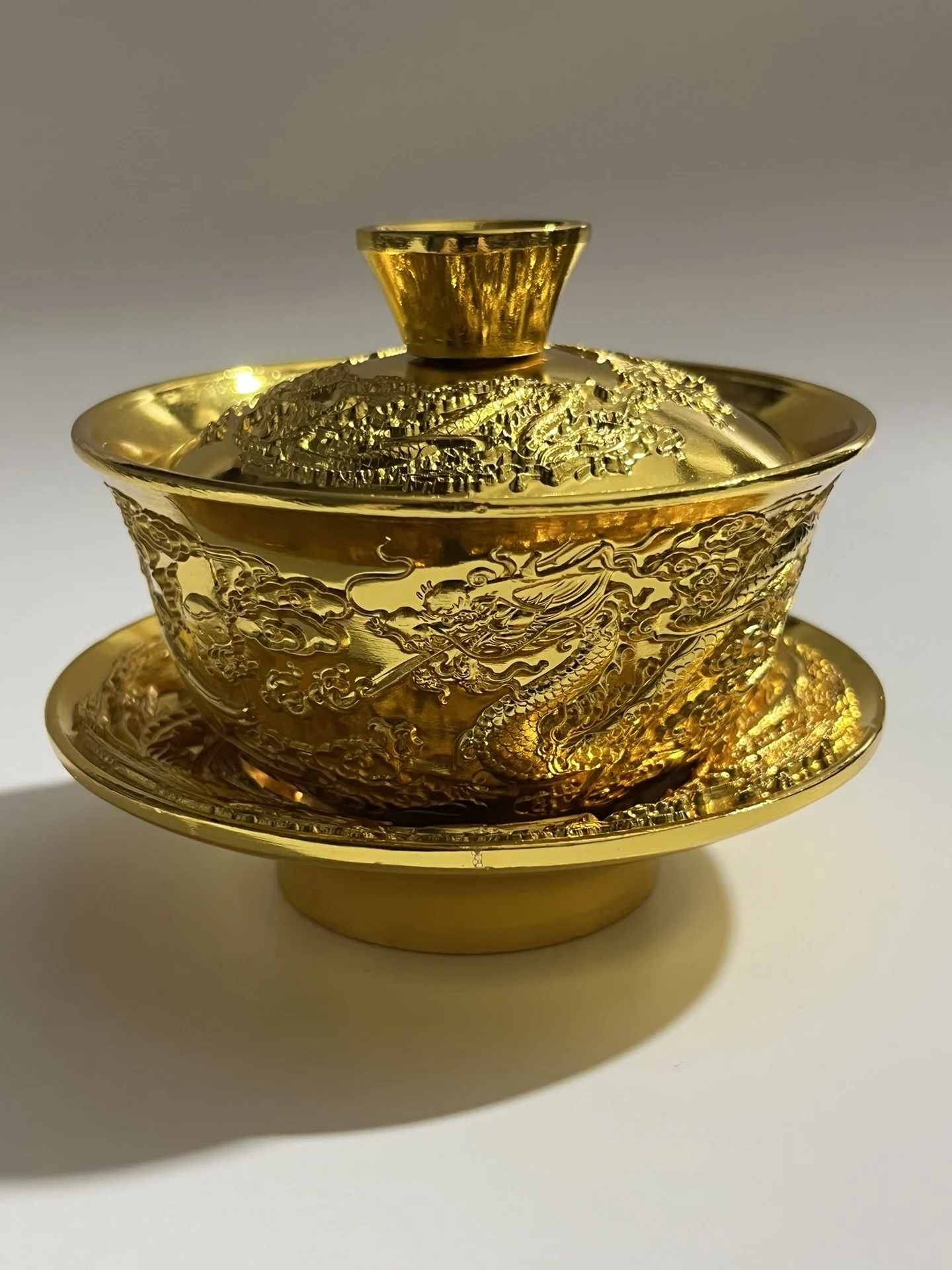 The Gold-Plated Three Piece Set Of Dragon And Phoenix Covered Bowls Features A Classic Chinese Style And Exquisite Craftsmanship