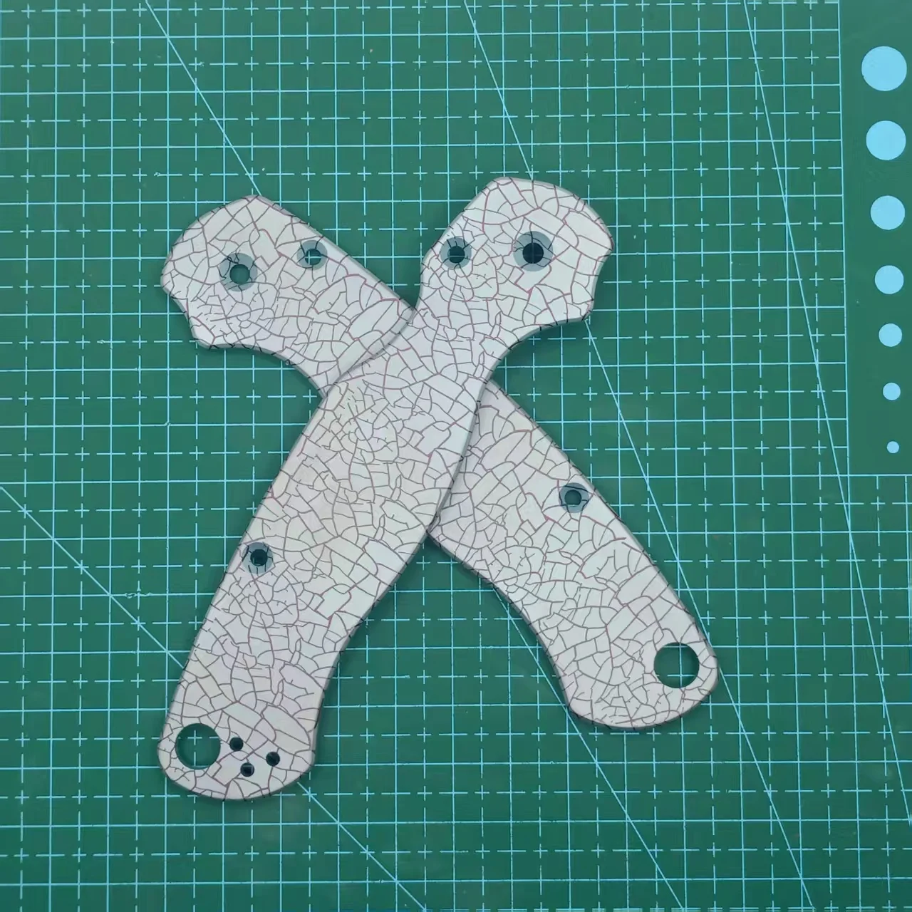 

1 Pair Custom Made DIY Blue Cracks TC4 Handle Patch Scales for Spyderco C81 Para 2 Folding Knife Accessory