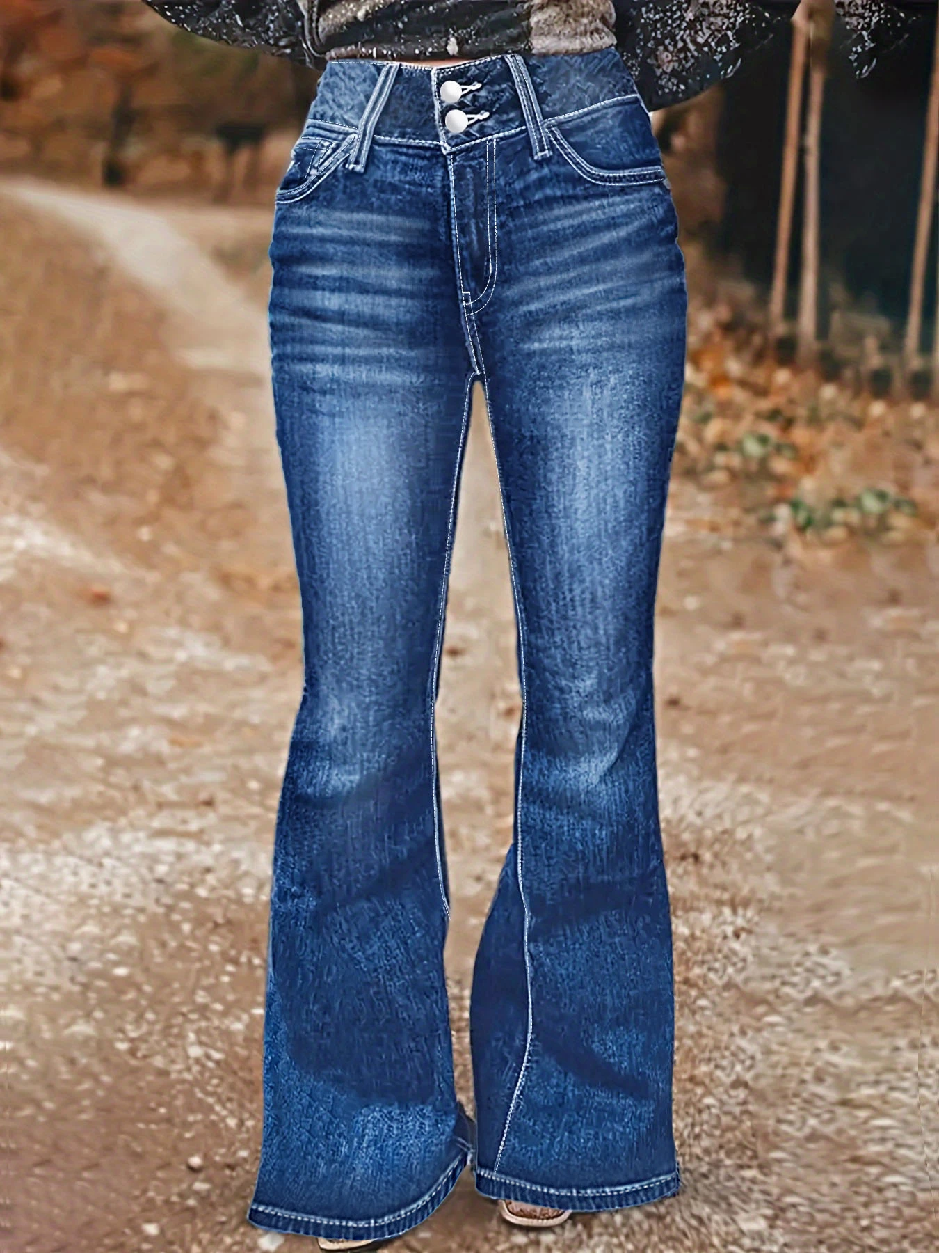 تتميز بنطال جينز نسائي عالي الخصر بنمط تطريز حدوة حصان باللون الأزرق الداكن على الجيب الخلفي. #4