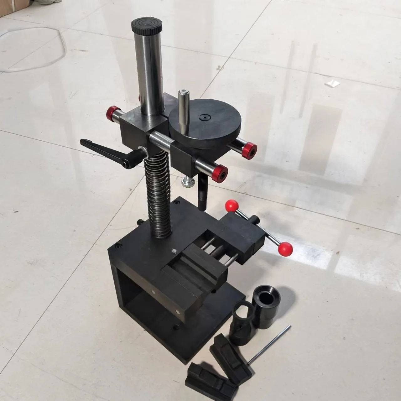 Common rail injector disassembly and disassembly turnover frame