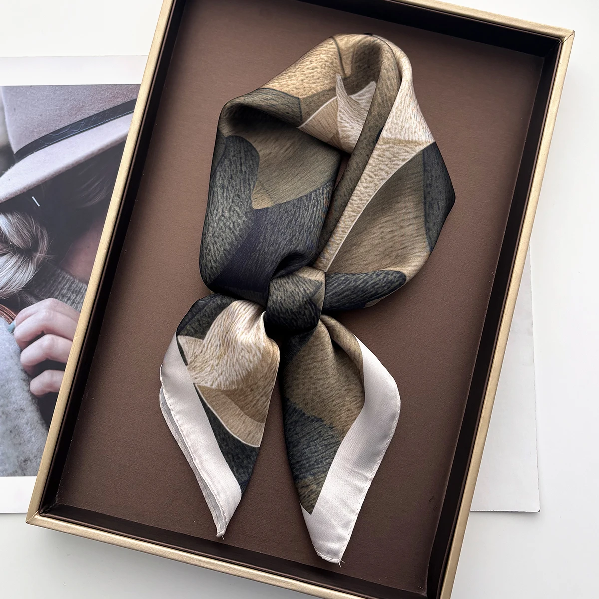 Damen Quadratischer Luxus-Seidenschal, Elegantes Design-Print-Stirnband, Kleine Haarschals, Damen-Taschentuch, Bandana – Detail 1