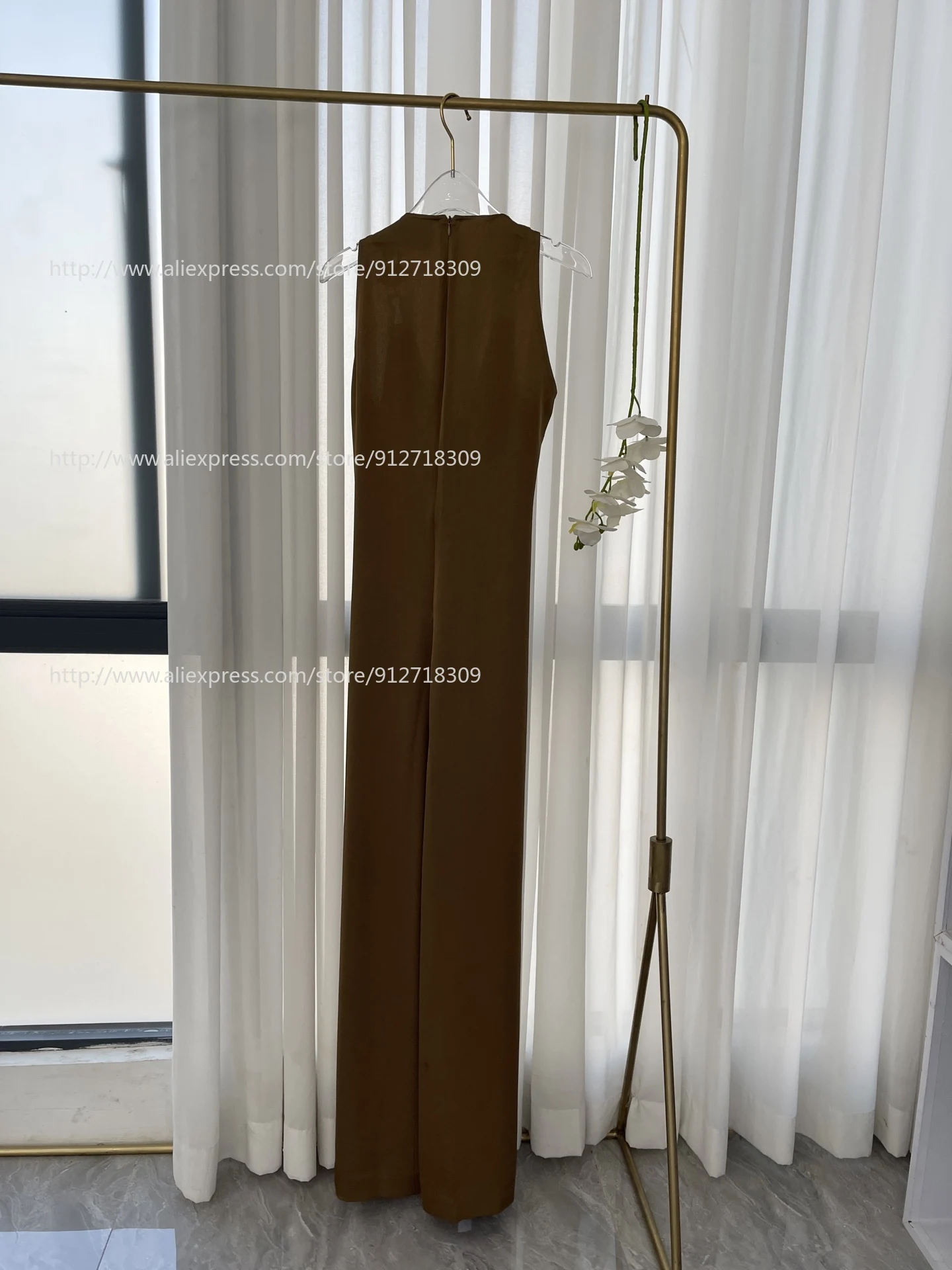 

Новый дизайн 2026: Коричневый комбинезон без рукавов с металлическими бретелями для женщин