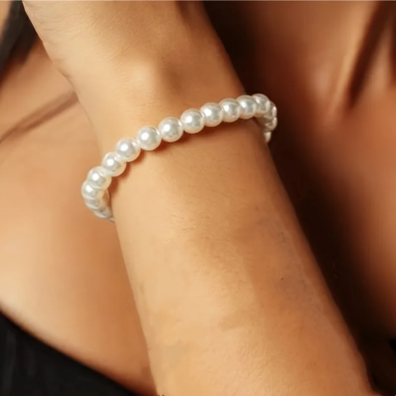 A Minimalist 8Mm Artificial Pearl Beaded Bracelet with Elegant Elastic Rope That Can Be Adjusted To Resemble A Pearl Bracelet - Detail 1