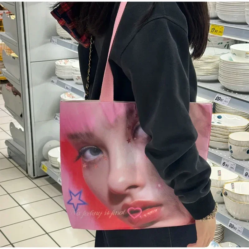 PVC-Umhängetasche, modische wasserdichte Handtasche mit Y2k-Mädchen-Portrait-Aufdruck, leichte, lässige Einkaufstasche für Damen, Alltagstasche – Detail 10