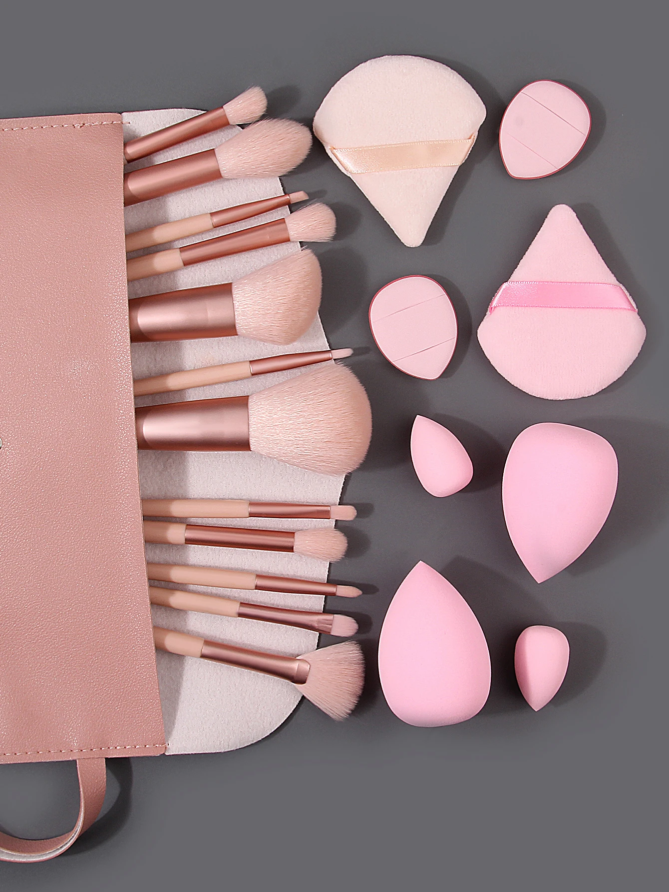 Ensemble d'outils professionnels de beauté quotidienne: 12 pinceaux de maquillage à poils souples + 8 pièces de bouffantes d'éponge d'œuf de maquillage en forme de goutte d'eau + trousse de maquillage