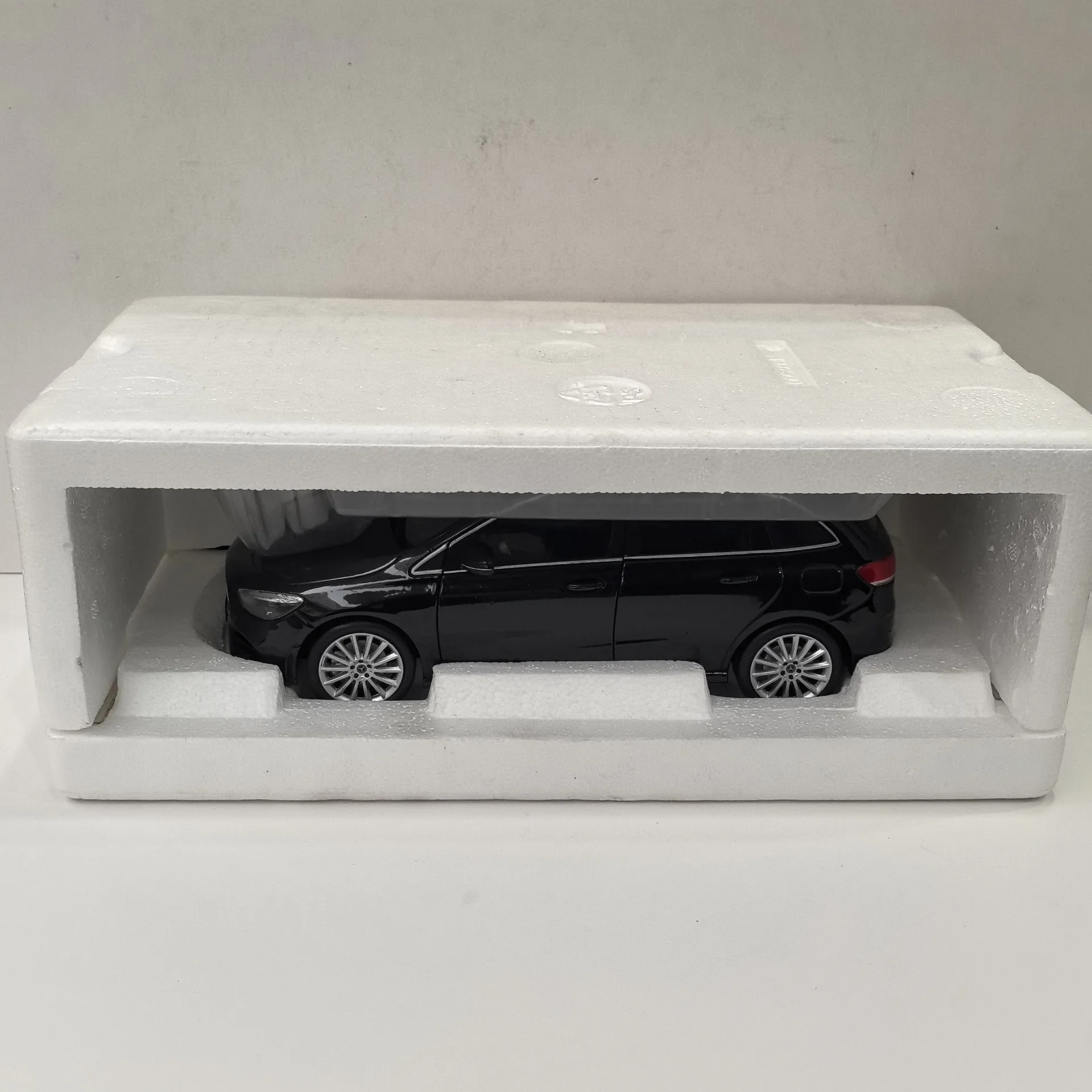 No Color Box Diecast 1/18 Scale Benz B Klasse Alloy Car Model Collectible Toy Gift Souvenir Display Ornament
