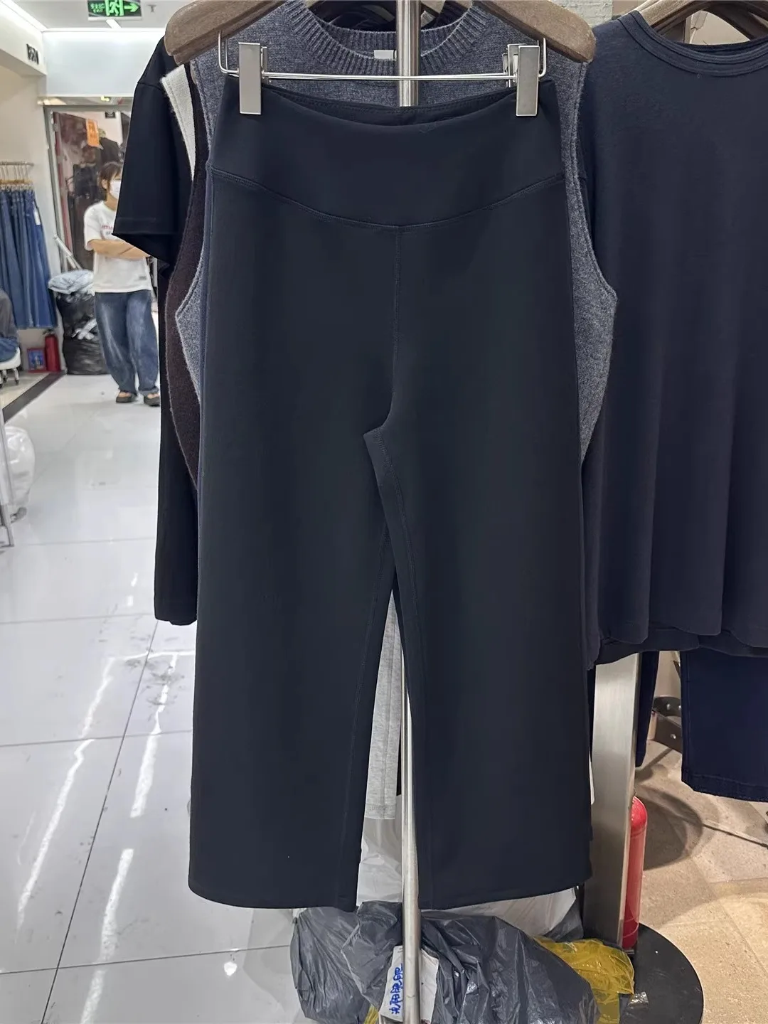 กางเกงโยคะทรงตรงเอวสูงปี 2025 แฟชั่นสำหรับผู้หญิง ทรงสลิม ใส่สบาย สไตล์เรียบง่าย สำหรับฤดูใบไม้ร่วง