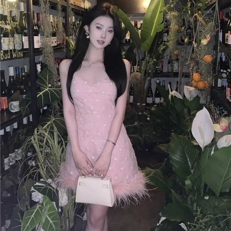 Nuovo 2025 Versione Estiva Elegante Stile di Moda Famosa Serie Calda Paillettes Impiombato Peluche Halter Dress Temperamento Squisito