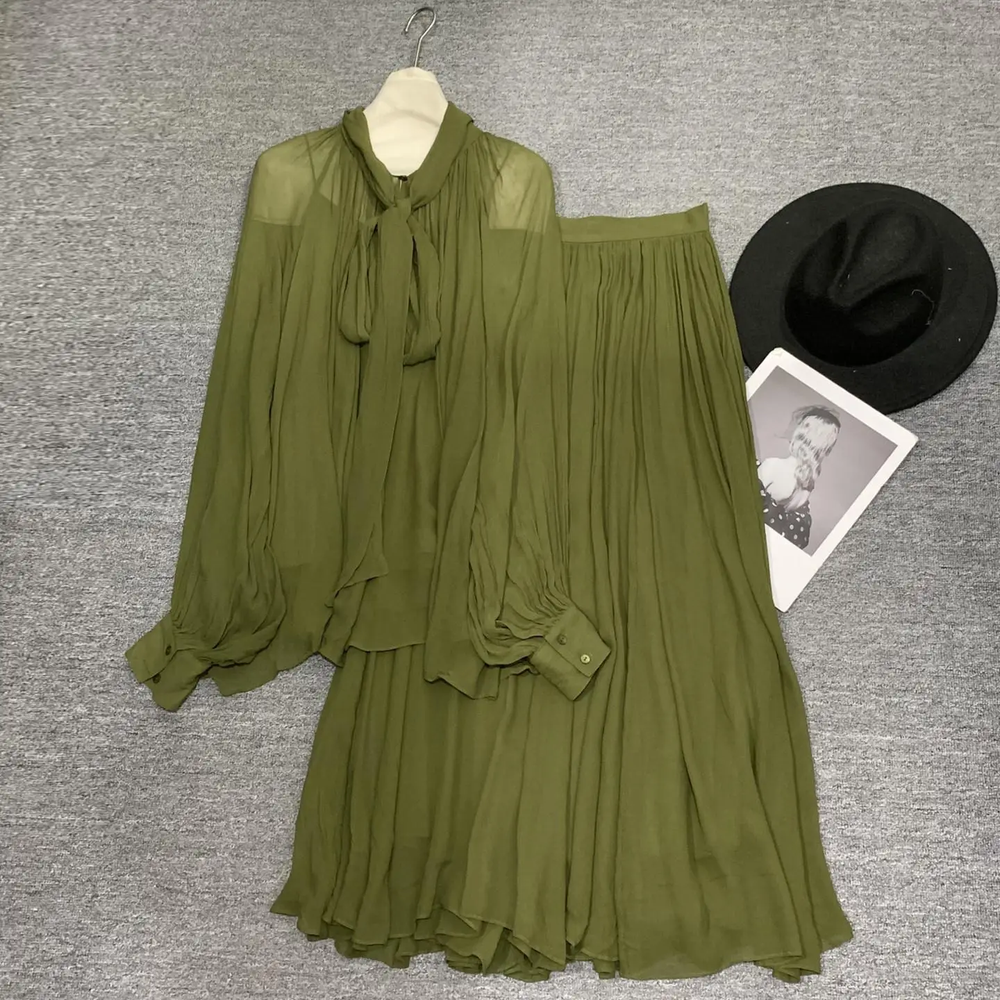 

Fashionable collar ribbon hanging top versatile and fashionable high waisted skirt two-piece set