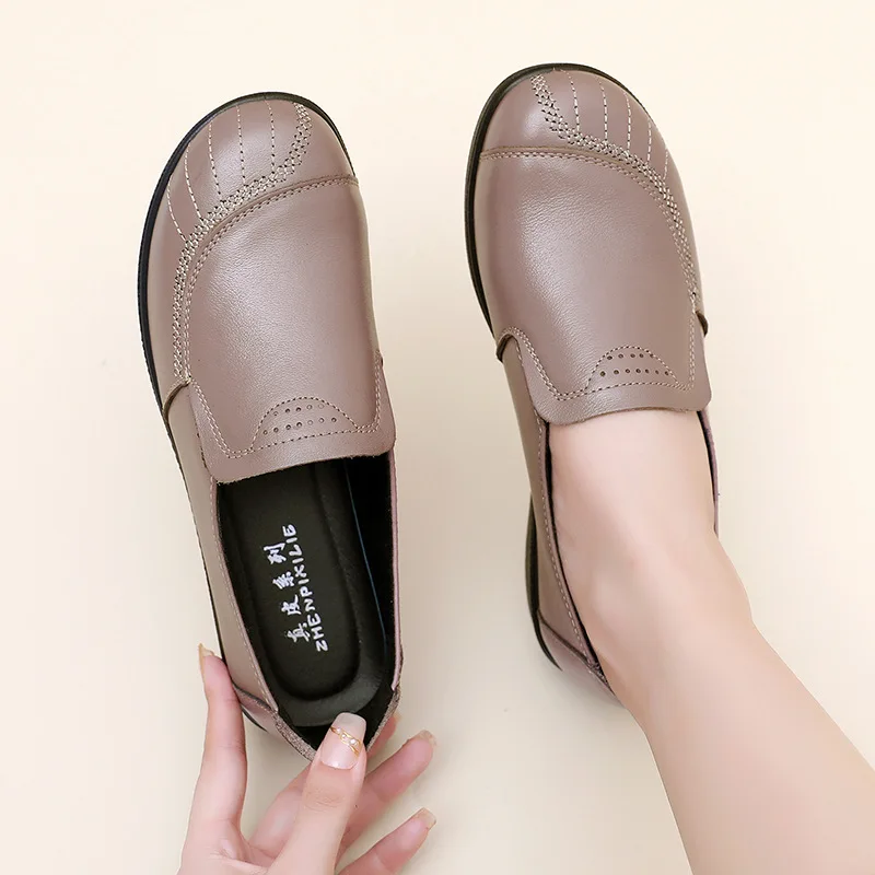 

Plus Size Fashion Casual Shoes Women Leather Breathable Flats Loafers Shoes Female Loafers Slip-on Walking Shoes Mother Shoes