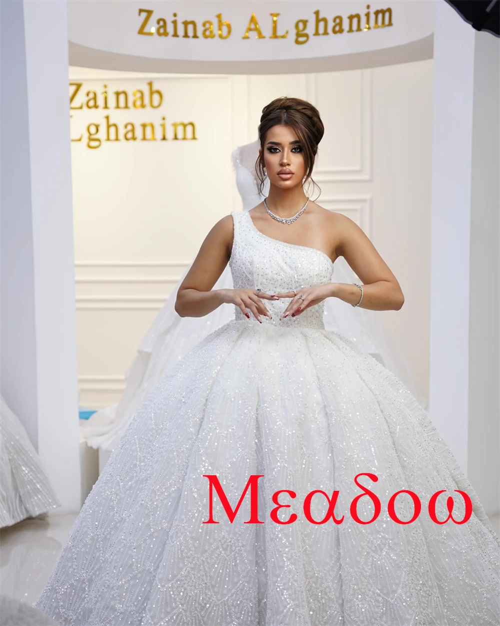 사용자 정의 절묘한 흰색 Organza 웨딩 드레스 고품질 Strapless 한 어깨 민소매 채플 트레인 신부 가운