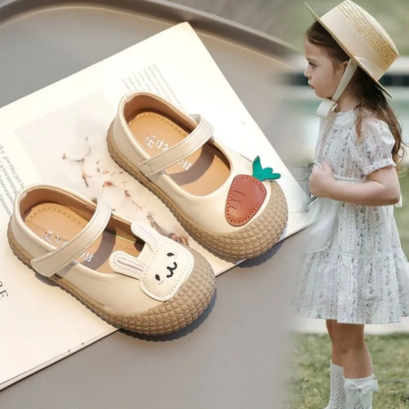 

Adorable single shoes for toddlers - Model AB pair of twin shoes featuring a rabbit and a carrot. Korean-style baby shoes.