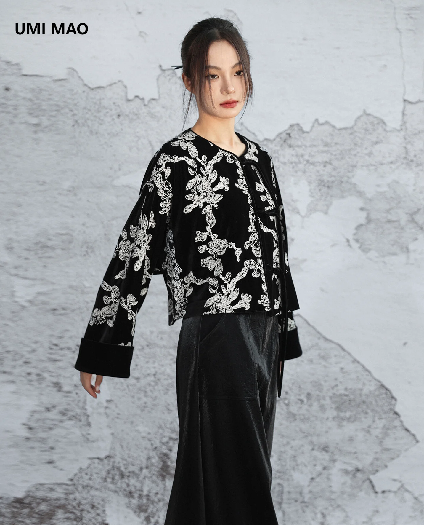UMI MAO New Chinese Style Velvet Short Coat For Women Winter New Style Color-Contrast Plate Buttons Tassel Cotton Femme